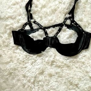 Sexy leather 1/2 bra ledge. Size large and runs slightly big.